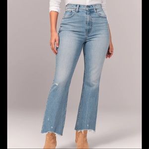 A&F• Curve Love Kick Flare Jeans